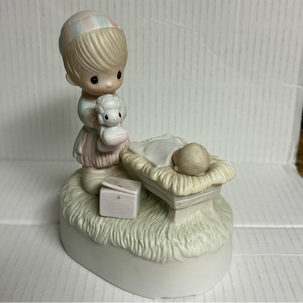 Precious Moments music box Christmas is a time to share E-2806